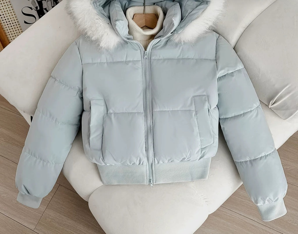 Doudoune courte matelassée à capuche (fausse fourrure) – Style Bomber – Neuve