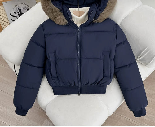 Doudoune courte matelassée à capuche (fausse fourrure) – Style Bomber – Neuve